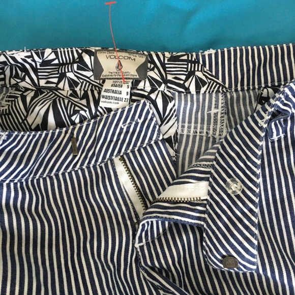 Volcom black/white striped short shorts - Picture 3 of 3